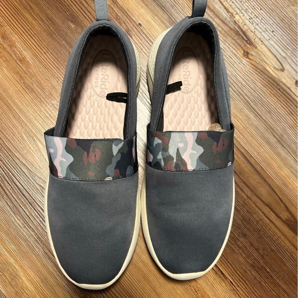 LITERIDE Trainers Charcoal/Stucco by Crocs